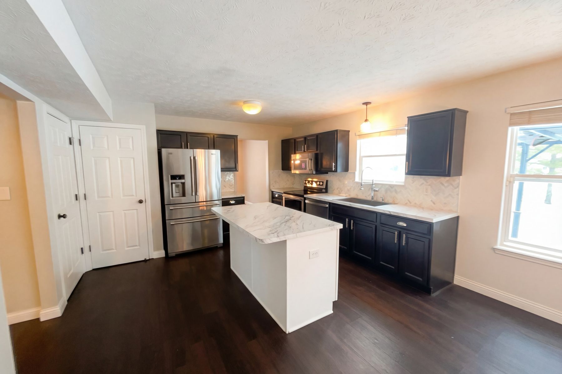 Photo 2 of 21 of 5259 Baysdon Cir, Indianapolis, IN