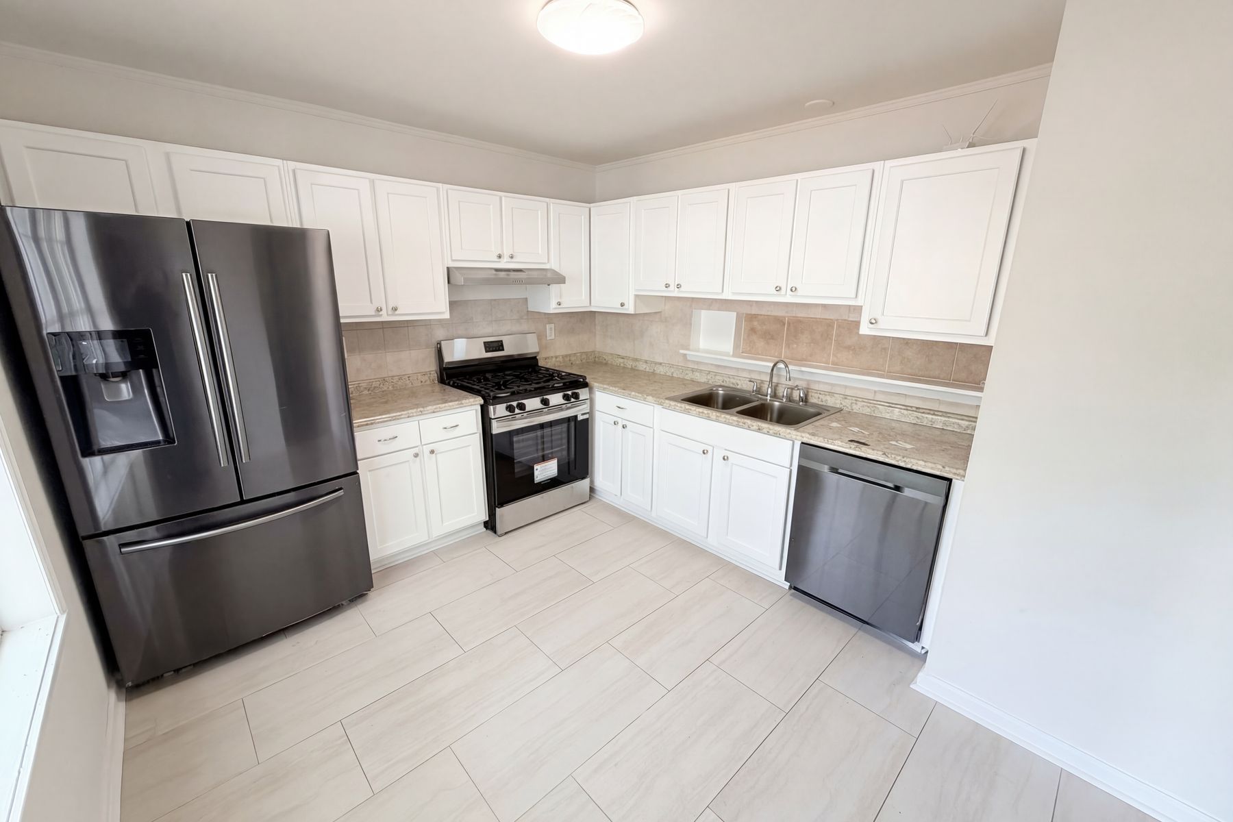 Photo 2 of 31 of 4727 Garden Hills Dr, Stone Mountain, GA