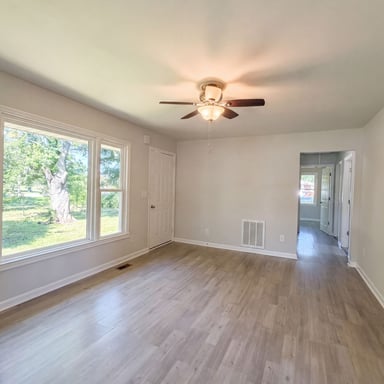 Property photo 3 of 1036 E Commerce St