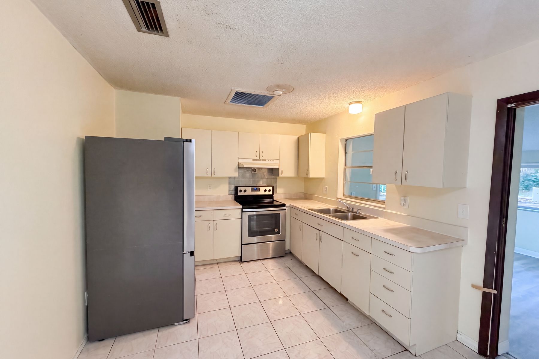 Photo 2 of 26 of 722 Virginia Ln, Apopka, FL