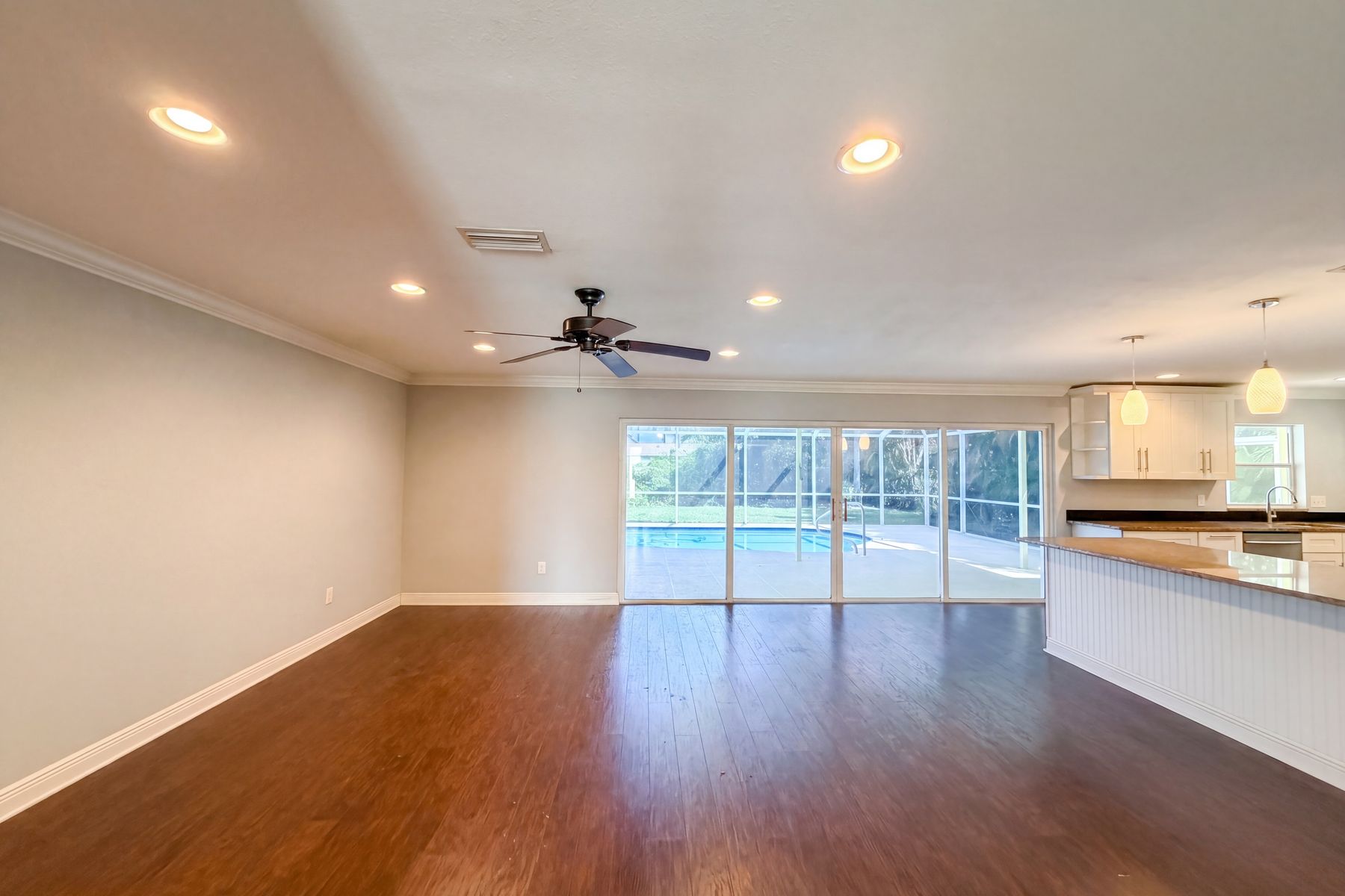 Property photo 3 of 5644 Eichen Cir W