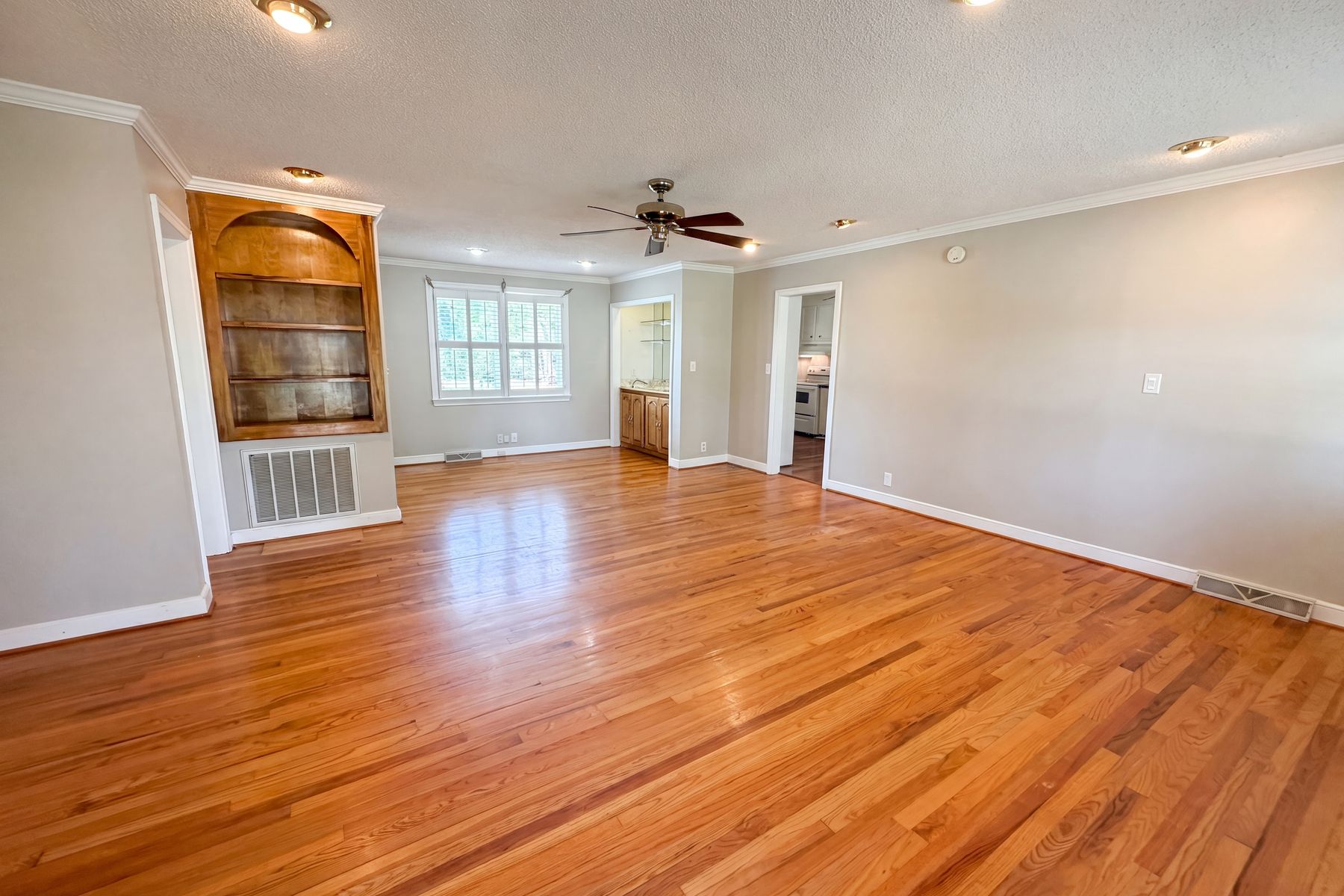 Property photo 3 of 3006 Hilldale Rd