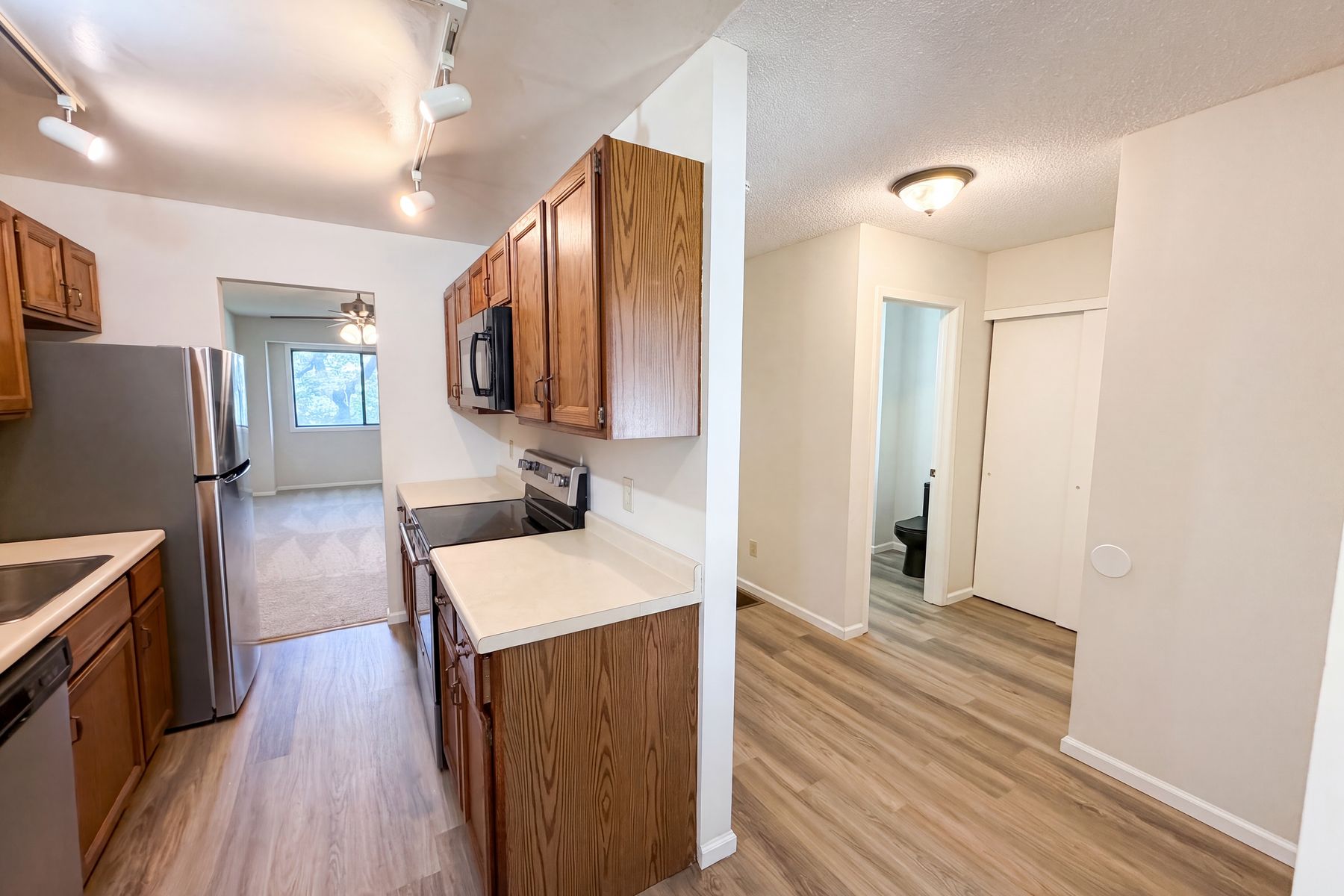 Photo 2 of 30 of 201 Bridlewood Dr, St. Paul, MN