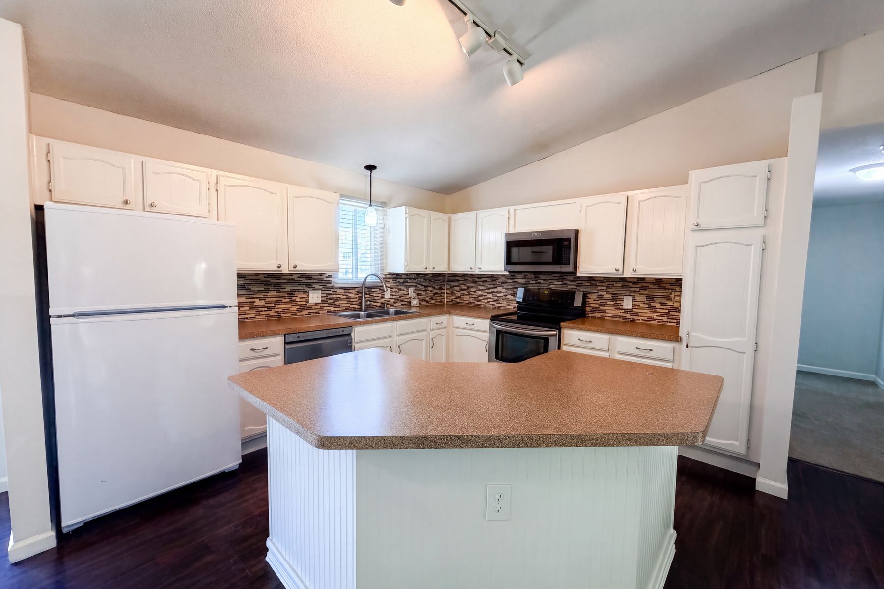Photo 2 of 24 of 13802 Holyoke Path, Apple Valley, MN