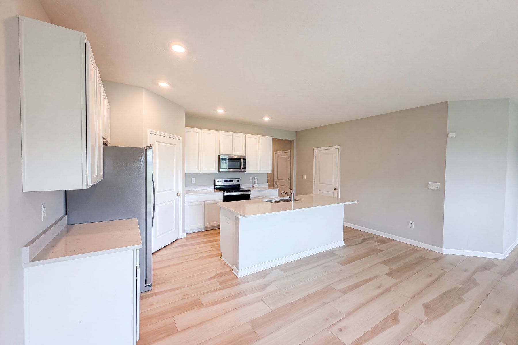 Photo 2 of 19 of 1671 Fairmount Dr, Greenfield, IN