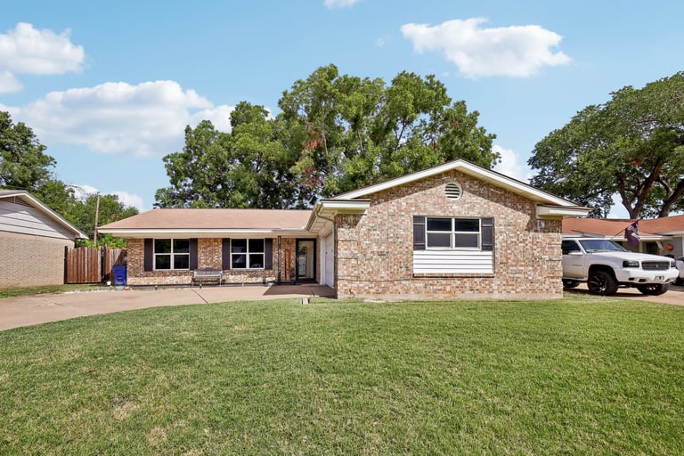 See details about 217 NE Murphy Rd, Burleson, TX 76028