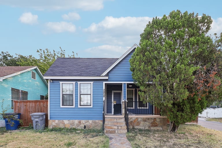 See details about 2858 Fernwood Ave, Dallas, TX 75216