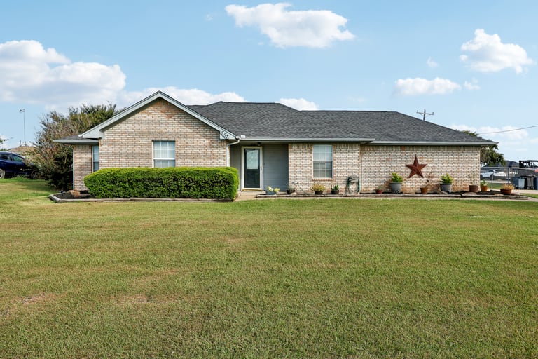 See details about 557 Gibson Rd, Waxahachie, TX 75165