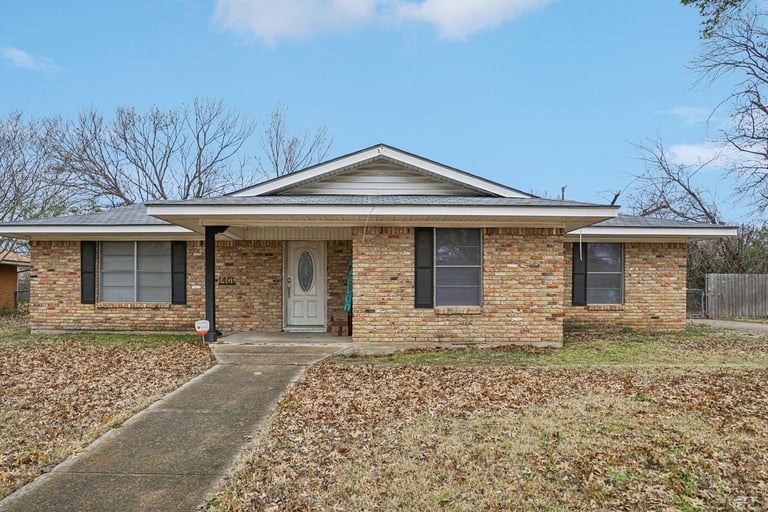 See details about 1406 Hillcrest St, Ennis, TX 75119