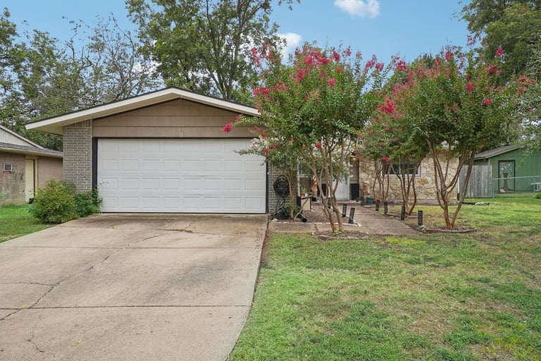 See details about 827 Greenhaven Dr, Richardson, TX 75080