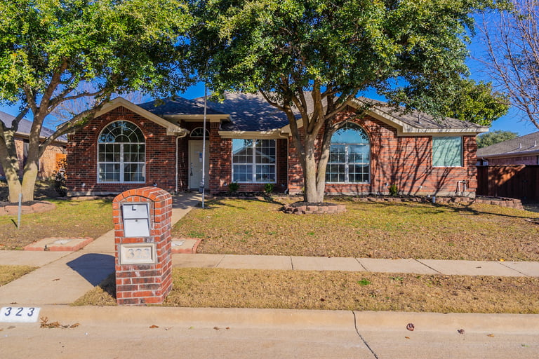 See details about 323 Choctaw Trl, Waxahachie, TX 75165