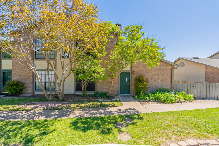 See details about 344 W Harwood Rd, Apt B, Hurst, TX 76054