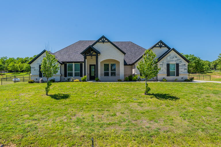See details about 3017 Fossil Oaks Dr, Azle, TX 76020