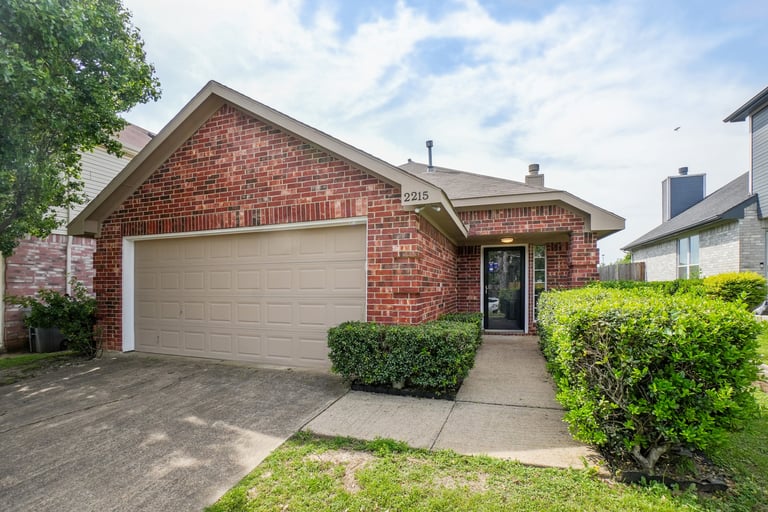 See details about 2215 Hunters Run Dr, Dallas, TX 75232