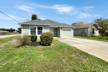 See details about 5001 Abbie Ln, Dickinson, TX 77539