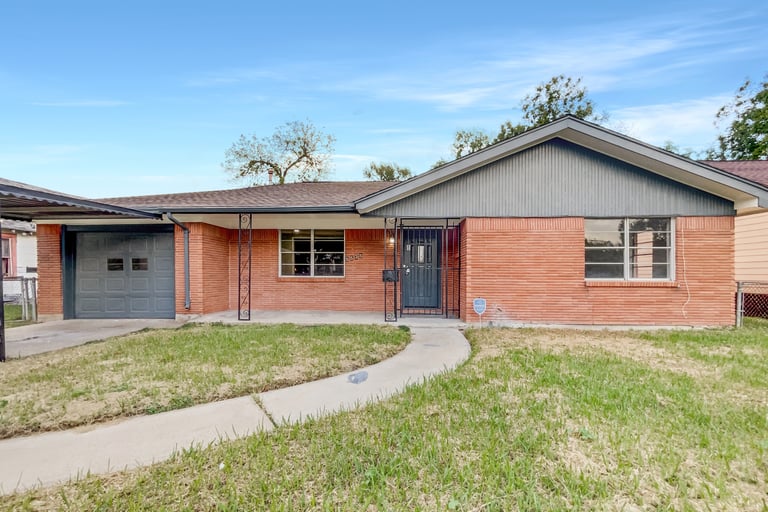 See details about 5535 Crane St, Houston, TX 77026