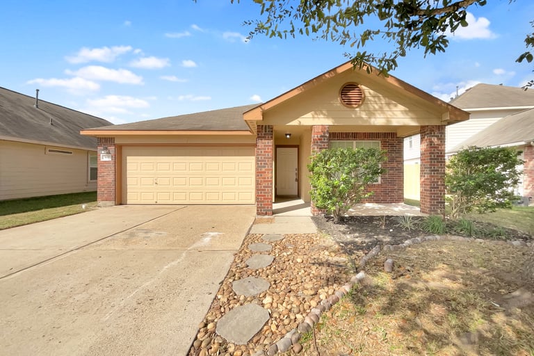 See details about 907 Running Creek Ct, Baytown, TX 77521
