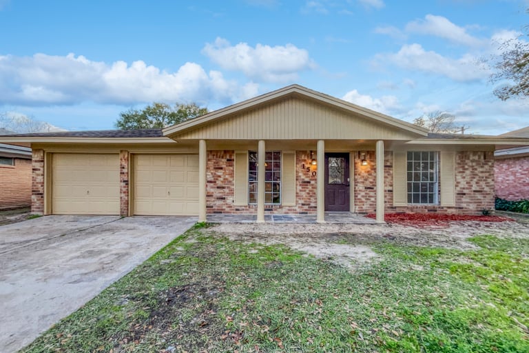 See details about 150 Coach Lamp Ln, Houston, TX 77060