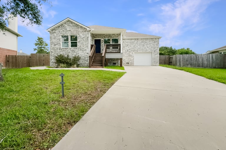 See details about 203 Glade Bridge Ln, Dickinson, TX 77539