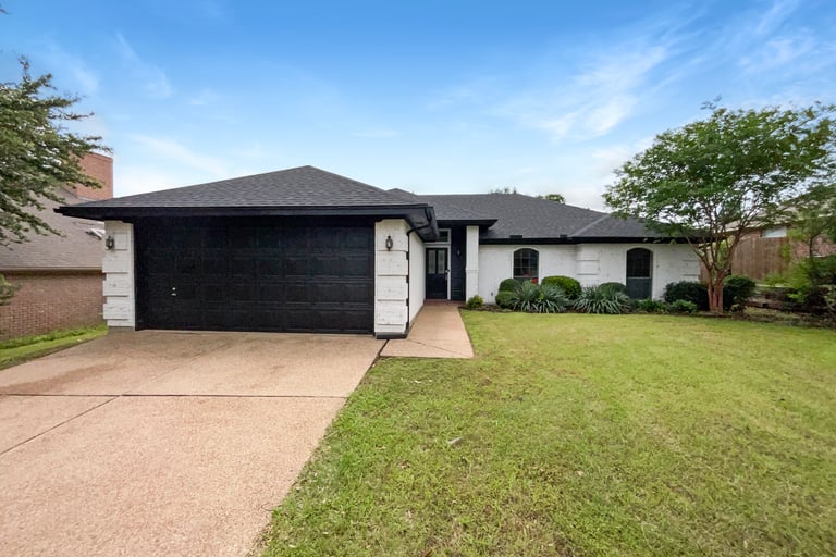 See details about 104 Sandlewood Ln, Burleson, TX 76028