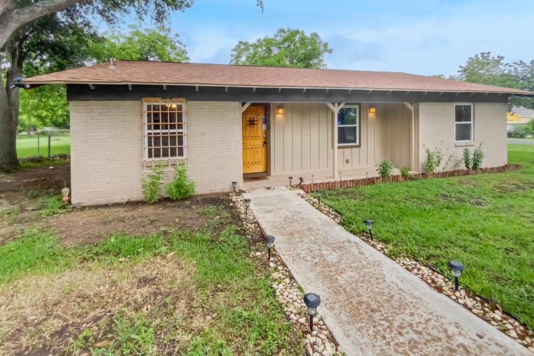 See details about 710 E 8th St, Elgin, TX 78621