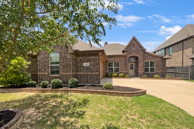 See details about 4925 Breezewind Ln, Fort Worth, TX 76123