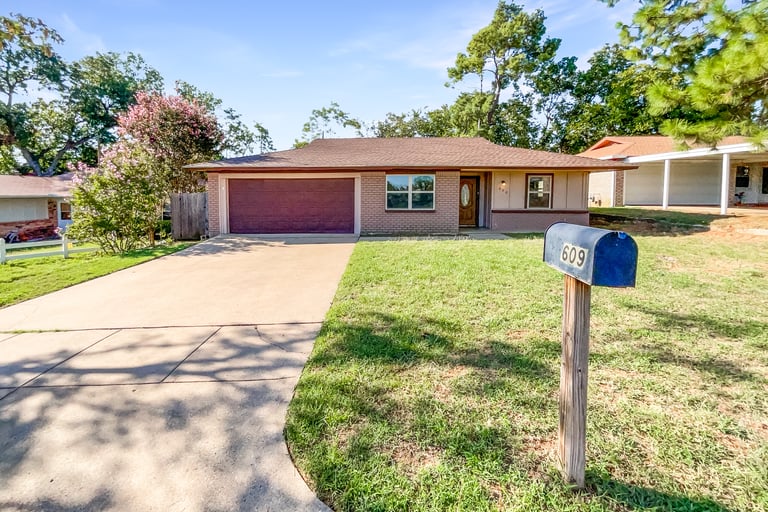 See details about 609 W Cedar St, Hurst, TX 76053