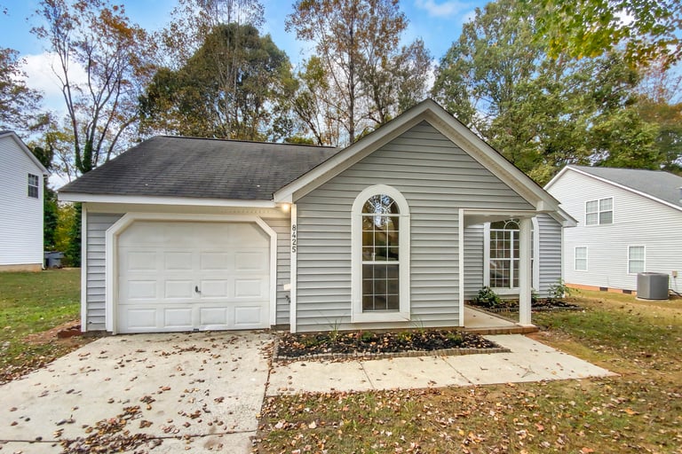 See details about 8425 Cullingford Ln, Charlotte, NC 28216