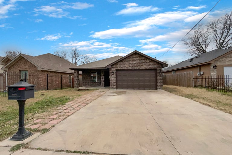 See details about 4924 Chapman St, Fort Worth, TX 76105