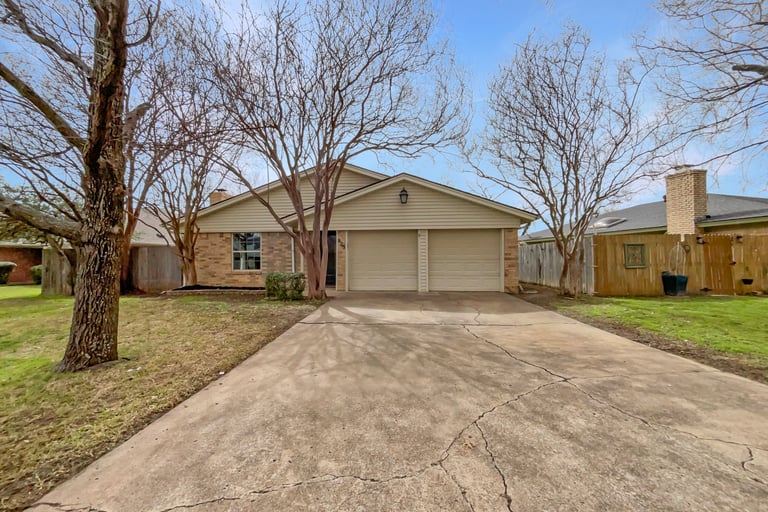 See details about 925 Old Mill Cir, Irving, TX 75061