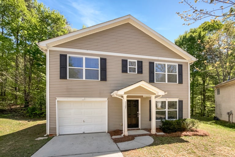 See details about 1107 Stonehenge Ln, Charlotte, NC 28216